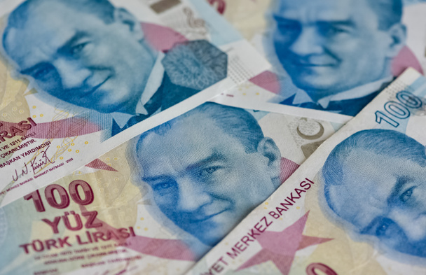15 февраля 2022 турецкие банкноты, турецкая лира номера макро shot.100 турецкая лира - Фото, изображение