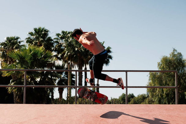 Skateboarder csinál egy trükköt egy gördeszka parkban - Fotó, kép