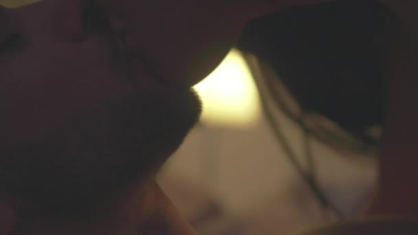 een hartstochtelijke kus van een jong stel als voortzetting van hun toevallige date - Video