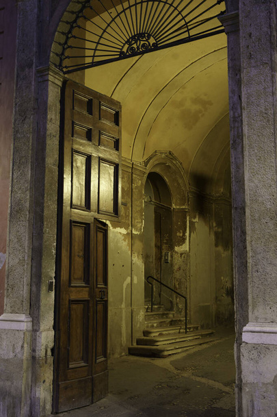 Rieti, Lazio, Itália: edifícios históricos perto da praça da catedral à noite - Foto, Imagem
