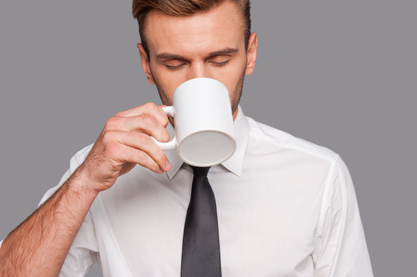 Man in formalwear holding coffee cup - Φωτογραφία, εικόνα