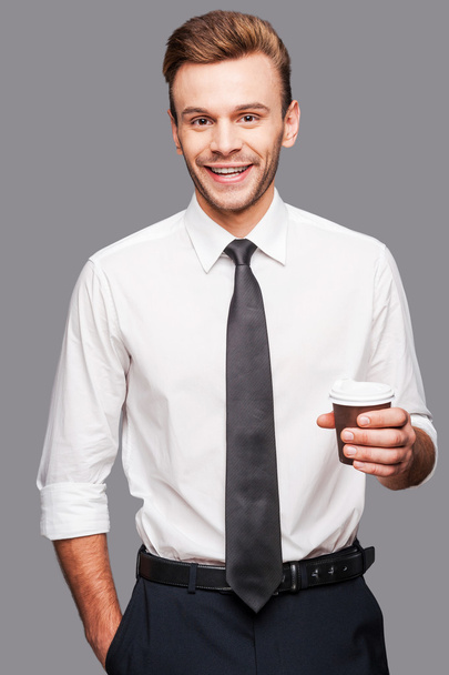Άντρας που κρατάει ένα φλιτζάνι καφέ - Φωτογραφία, εικόνα