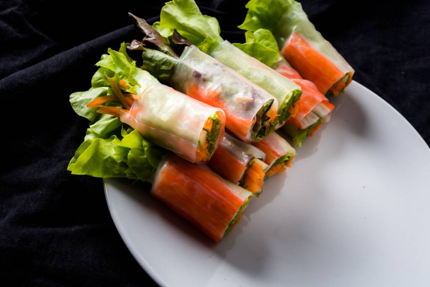 Verse groenten salade roll in noedel buis op schotel geïsoleerd op witte achtergrond aziatische straat voedsel - Foto, afbeelding
