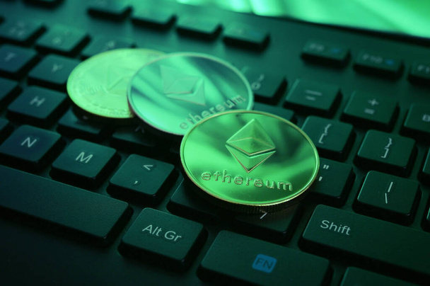 Nahaufnahme Kryptowährungsmünzen aus Ethereum auf der Tastatur - Foto, Bild