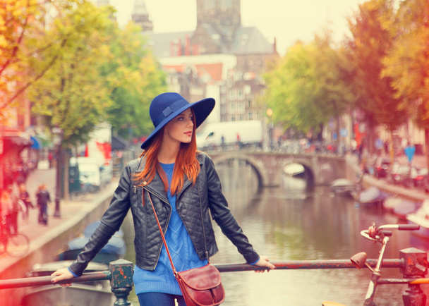 Pelirroja en sombrero chica en Amsterdam
. - Foto, imagen