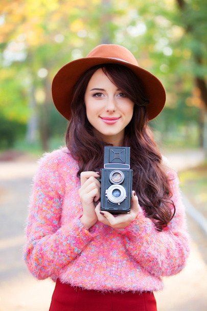 Красивые рыжие женщины с камерой в осеннем парке
. - Фото, изображение