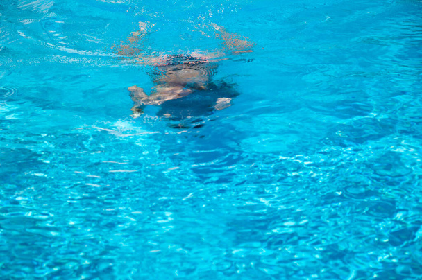 Mavi deniz suyunun altında yüzen kadın. Yaz tatili. Su altında. - Fotoğraf, Görsel