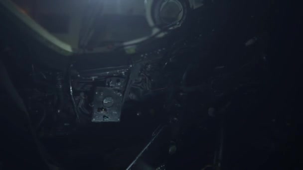 Бомбардировщик ВВС Канберры с боковыми панелями управления и прерывистыми огнями на заднем плане. Закрыть.   - Кадры, видео