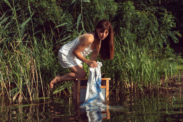 Mladá brunetka žena na slunné letní den - Fotografie, Obrázek