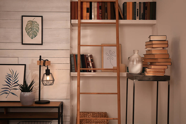 Modern mobilyalarla ve raflarda farklı kitaplarla ev kütüphanesi iç mimarisi - Fotoğraf, Görsel