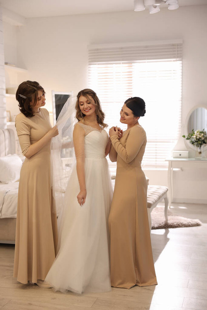 Happy bride and bridesmaids in room at home. Wedding day - Foto, Imagem