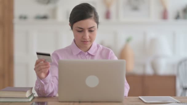 Intialainen nainen tekee onnistuneen online-maksun kannettavalla tietokoneella  - Materiaali, video
