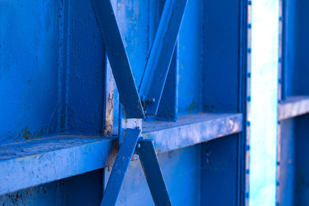 Fond en métal bleu, porte, clôture avec une vieille porte murale en fer avec coutures croisées - Photo, image