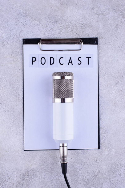 Podcast nouveau concept d'épisode avec microphone - Photo, image