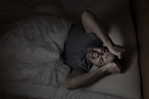 Ώριμος άνδρας θυμωμένος από δεν είναι σε θέση να κοιμηθεί  - Φωτογραφία, εικόνα