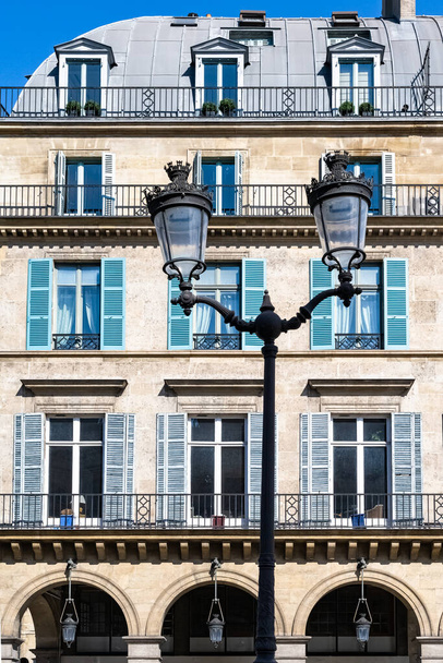 パリ、リヴォリ通りのパノラマ、典型的な建物、パリのファサード - 写真・画像