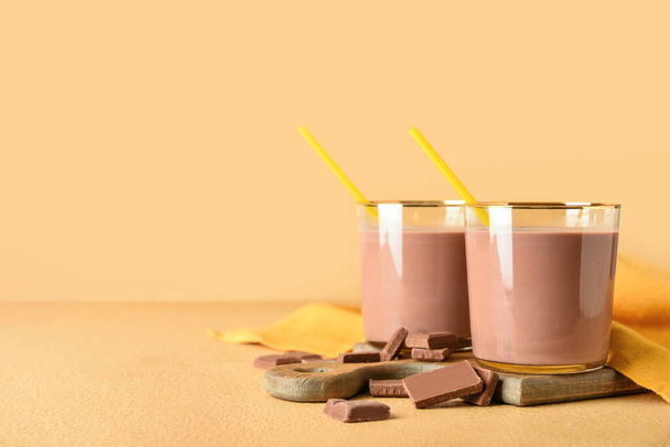 Lunettes de délicieux lait au chocolat sur fond de couleur - Photo, image