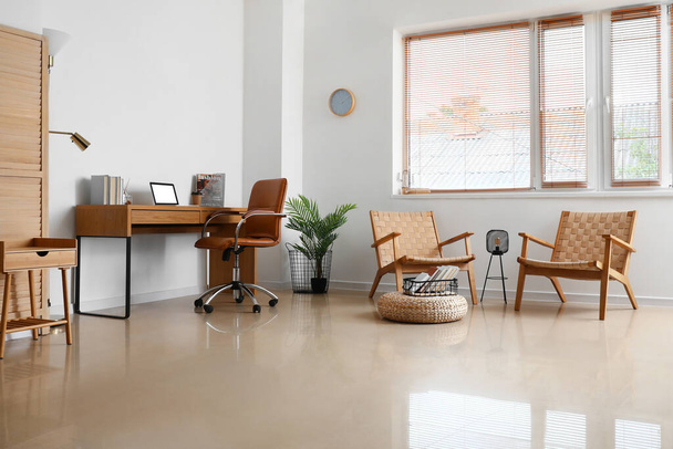 Innenraum eines hellen Raumes mit modernem Arbeitsplatz und bequemen Sesseln - Foto, Bild