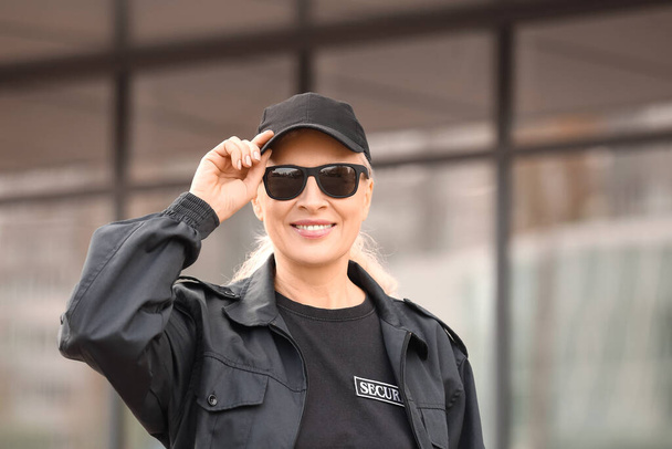 Female security guard outdoors - 写真・画像