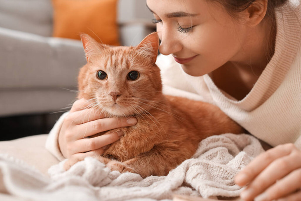 Женщина с милым рыжим котом дома осенью - Фото, изображение