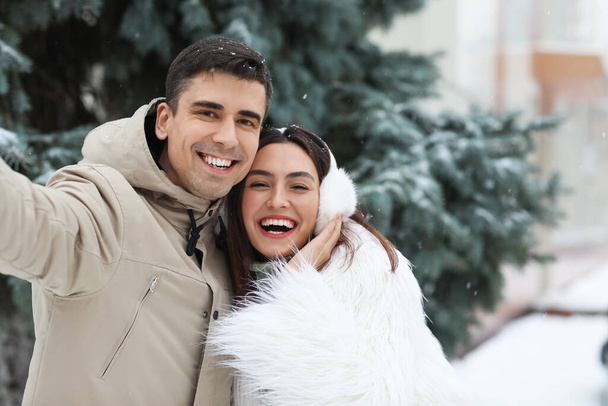 Casal amoroso levando selfie no parque no dia de inverno nevado - Foto, Imagem