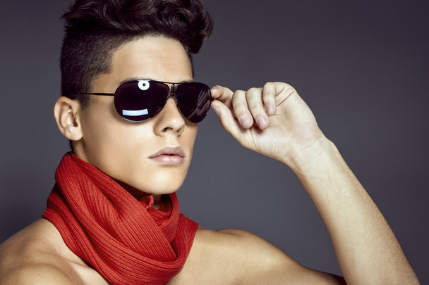 Модний портрет краси сексуального молодого чоловіка з сонцезахисними окулярами та шрами
 - Фото, зображення