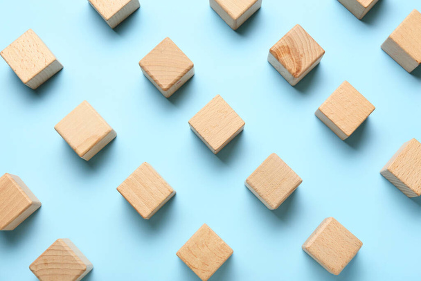 Cubes en bois sur fond bleu - Photo, image