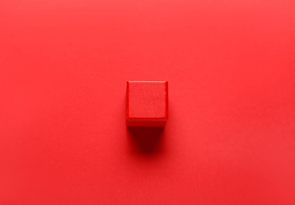 Houten kubus op rode achtergrond - Foto, afbeelding