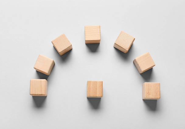 Cubes en bois sur fond clair - Photo, image