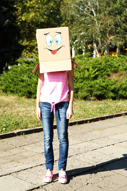 Mujer con caja de cartón
 - Foto, Imagen