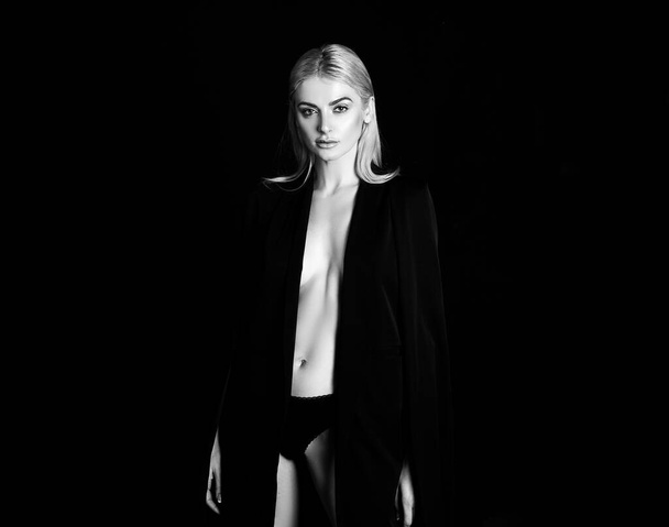 Young Beautiful Woman. Vogue fashion style portrait of young girl. Young woman studio portrait on black. - Foto, Imagem