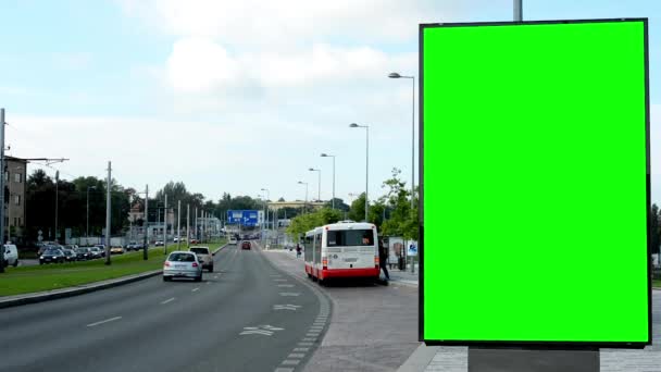 Billboard na cidade perto de estrada e edifícios - tela verde - pessoas com carros - natureza e parada de ônibus
 - Filmagem, Vídeo