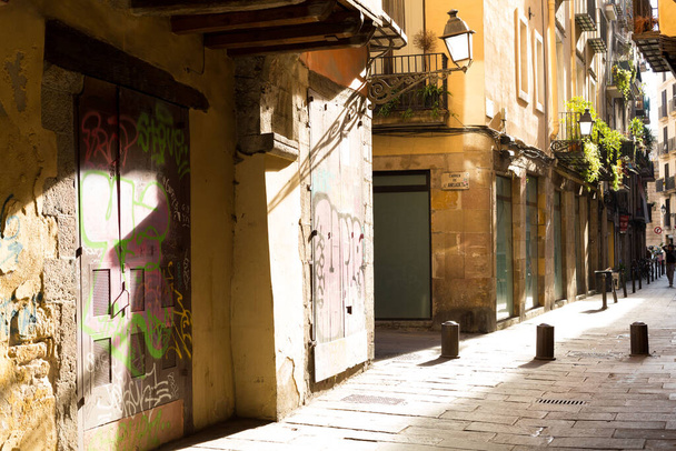 Street in the old city center of Barcelona - Foto, immagini