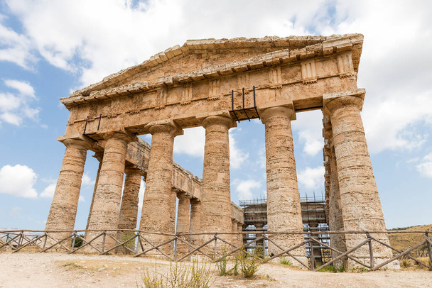 Monumentos arquitectónicos del Templo de Segesta (Tempio di Segesta - Parte II) en Trapani, Sicilia, Italia. - Foto, Imagen