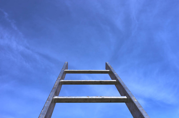 λεπτομέρεια μεταλλικής σκάλας προς τον γαλάζιο ουρανό - Φωτογραφία, εικόνα