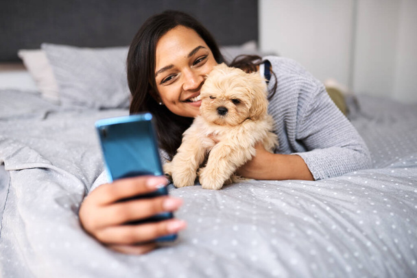 Selfies mit meiner Flut. Aufnahme einer jungen Frau, die Selfies mit ihrem Hund zu Hause macht. - Foto, Bild
