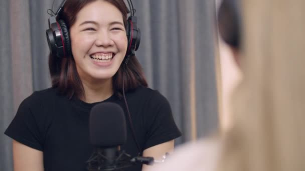 Duas jovens jornalistas asiáticas e conversas de influenciadores gravam podcast e transmissão ao vivo no local de trabalho do estúdio. - Filmagem, Vídeo