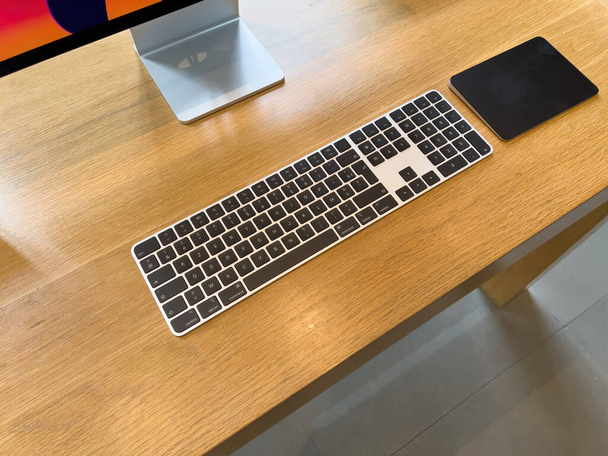 Nieuw Magic Keyboard met Touch ID en touch bar tijdens de lancering in de Apple Inc. flagship store - Foto, afbeelding