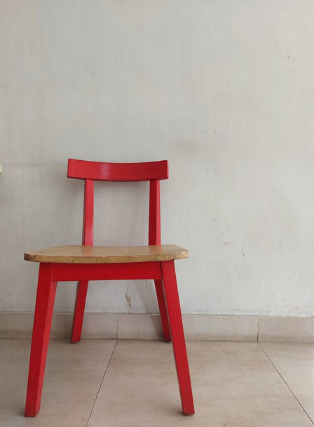 prázdné dřevěné červené křeslo - Fotografie, Obrázek