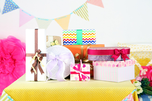 gifts on decorated table - Φωτογραφία, εικόνα