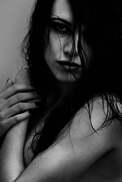 Moody and beautiful. Monochrome portrait of a gorgeous nude woman. - Foto, imagen