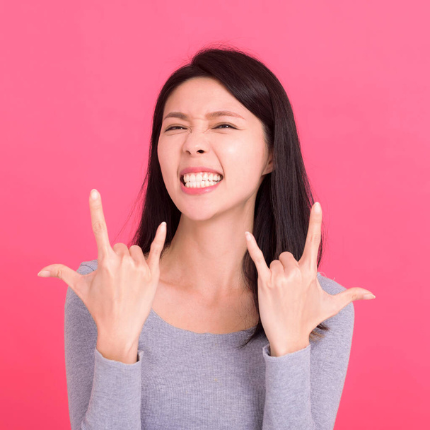 Feliz animado jovem mulher mostra rock n roll gesto de heavy metal - Foto, Imagem