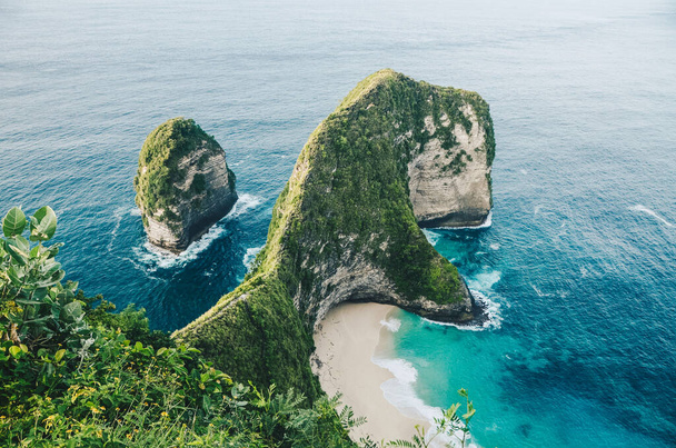 Kelingking strand egyik legnépszerűbb körül Bali, a strand fehér homokkal és tiszta kék víz, ami nagyon csodálatos. Gyönyörű tájkép. - Fotó, kép