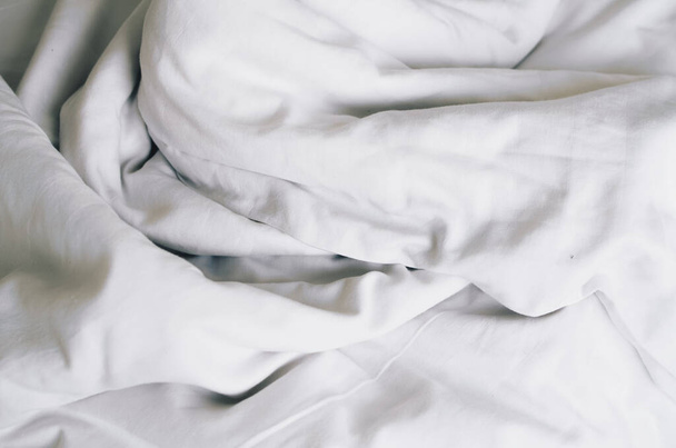 Крупним планом брудне ліжко, біла постільна білизна, abstarck
 - Фото, зображення