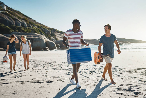 Ми могли б попросити кращу погоду. Знімок групи молодих друзів, що гуляють на пляжі в сонячний день
. - Фото, зображення