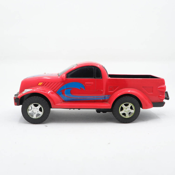boční pohled na červené pickup truck hračka izolované v bílém pozadí - Fotografie, Obrázek
