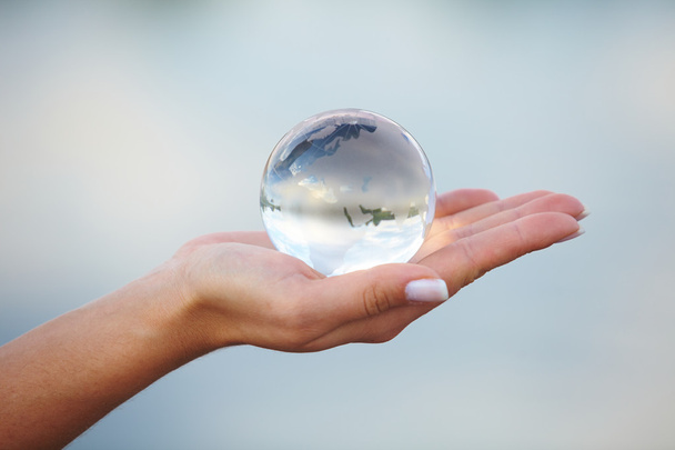 Bola de cristal na mão
 - Foto, Imagem