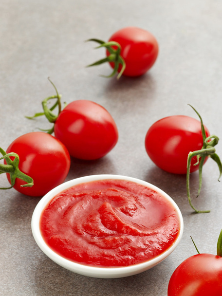 tazón de salsa de tomate o ketchup
 - Foto, imagen