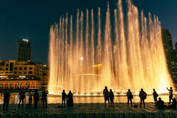 La Fuente de Dubai, la fuente coreografiada más grande del mundo en el lago Burj Khalifa - Foto, Imagen