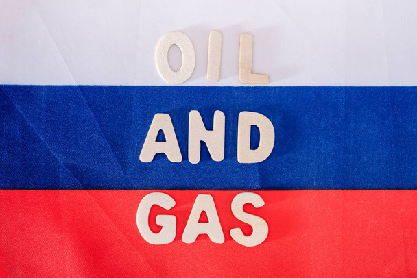 Прапор Росії, газ і нафта. Концепція видобутку нафти і газу в Росії. - Фото, зображення